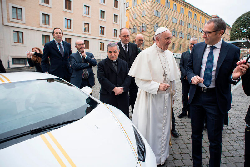 Lamborghini-Chef Stefano Domenicali (re.) wird's verschmerzen können, dass Papst Franziskus weiter auf ein alltagstauglicheres Papamobil setzt.  (Lamborghini)