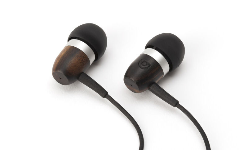 Die In-Ear-Kopfhörer WoodTones von Griffin mit Mikrofon und Lautstärkeregler sind in Buchenholz, Walnussholz und Sapele für 29,99 € (UVP) im Fachhandel erhältlich (Griffin)