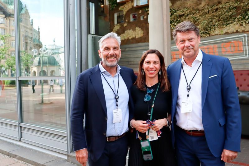 (v.l.) Richard Zirkel (Quantum) und Martin Böker (Veritas) bedanken sich bei Steffi Eilenstein (TIM) für die gelungene Veranstaltung. (Bild: TIM AG)
