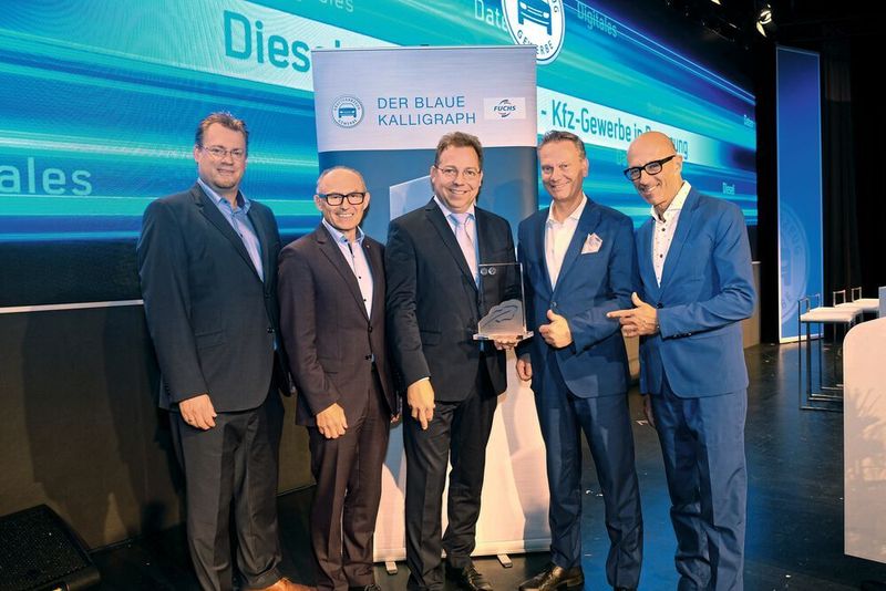 Gratulanten für Dietmar Clysters: (v.li.) Carsten Beuß, Hauptgeschäftsführer des Kfz-Gewerbes Baden-Württemberg, mit LV-Präsidenten Michael Ziegler und dem Preisträger selbst, daneben ZDK-Vorstand Arne Joswig und Moderator Michael Förster.  (Zietz/»kfz-betrieb«)