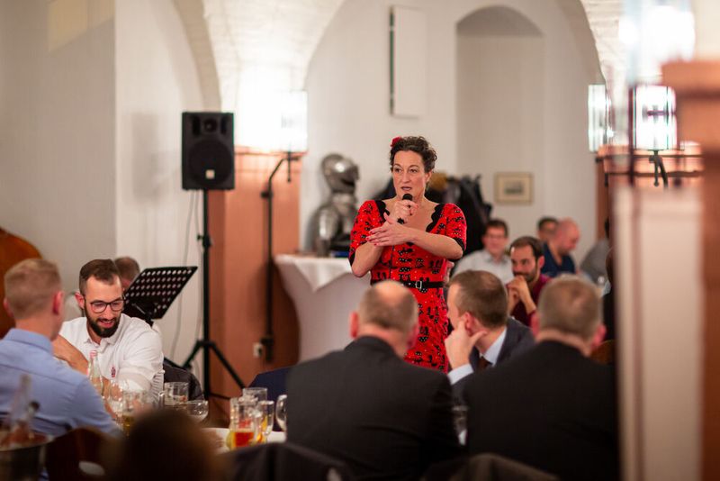 Bei den Förderprozessforen durfte auch der Austausch und natürlich die gemeinsame Entspannung am Abend nicht fehlen. Auf der Festung Marienberg konnten die Teilnehmerinnen und Teilnehmer zusammen essen und den informativen Kongresstag ausklingen lassen. (BKfotografik / PROCESS)