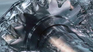 Vorteile der neuen Hydro Lubricants sind laut Hersteller das optimierte Reibungsverhalten sowie die Kühlfähigkeit, die zur Temperaturabsenkung in Getrieben und Wälzlagern beiträgt. (Klüber Lubrication)