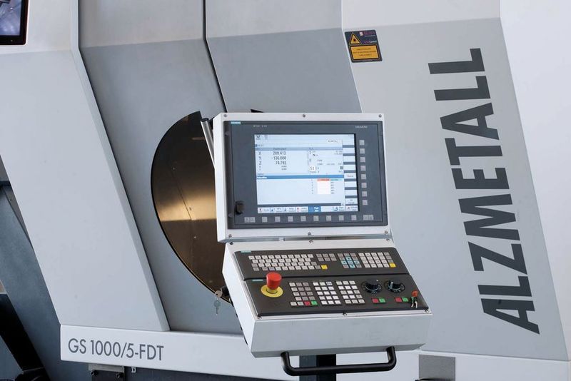 Bild 4: Die Hybridbearbeitungszentren GS 1000/5-FDT von Alzmetall gibt es mit der modernen Bedienoberfläche Sinumerik Operate. Sie gleicht in vielen Details der eines normalen PC und unterstützt den Bediener durch grafische Darstellungen und animierte Bilder.  (Bild: Siemens)