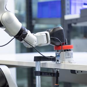 Um die Kraft im Kollisionsfall abzuschätzen, schlägt der Roboter gegen einen Kraftsensor, wie er auch für die Messung bei Cobots eingesetzt wird.(Bild:  Fraunhofer IPA/Rainer Bez)