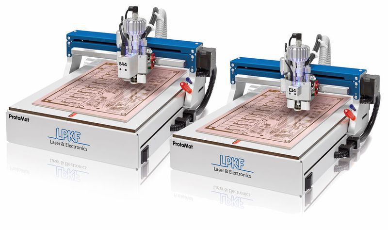 Der ProtoMat E44 (links) und der ProtoMat E34 (rechts) unterscheiden sich durch unterschiedliche Spindelgeschwindigkeit und durch ein integriertes Kamerasystem. (Bild: LPKF Laser & Electronics)