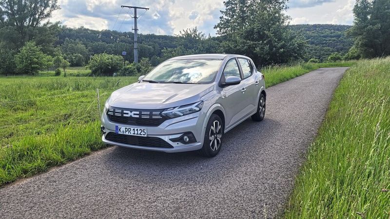 Platz eins bei den Autos mit Gas-Antrieb im April 2025: Dacia Sandero mit 400 Neuzulassungen. (Bild: Wehner – VCG)
