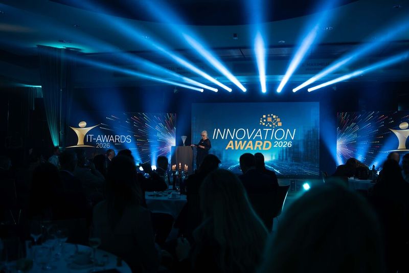 Präsentiert wurde der Award von Ulrike Ostler, ehemalige Chefredakteurin von DataCenter-Insider im Ruhestand. (Bild: Manuel Emme Fotografie)