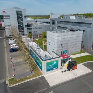 Linde Material Handling investierte die eigene Wasserstoff-Infrastruktur 2,8 Millionen Euro. Das Projekt wurde außerdem gefördert. Der eigene Elektrolyseur kann aus grünem Strom pro Tag rund 50 Kilogramm Wasserstoff herstellen.(Bild:  Linde Material Handling)