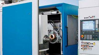 Warum denn eine neue Maschine kaufen, wenn man den richtigen Partner hat, der eine bestehende Anlage technisch wieder auf Vordermann bringen kann? Das Unternehmen Serwema ist so ein Partner, der sich auf Zahnradbearbeitungs- und Außenrund-Schleifmaschinen spezialisiert hat. Hier ein Beispiel für eine modernisierte Kegelradschleifmaschine. (Serwema)