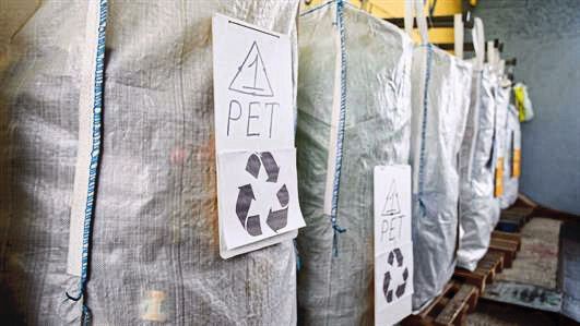 Farbloses und hellblaues gebrauchtes PET erzielt höhere Preise als PET-Flaschen in dunkleren Farben. Gelbliches PET ist zwar nützlich für bestimmte Hersteller und Branchen, das Recycling dieses Materials kann sich aber als zu kostspielig erweisen. (Bild: GEA)