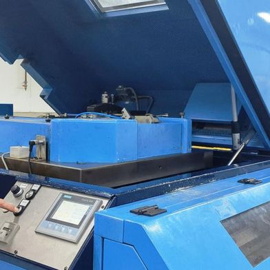 Für die Arbeit im Innenraum der Werkzeugmaschine gilt es, 45 kg schwere Schallschutzhauben zu öffnen. Die Kombination aus elektromechanischen Antrieben und Gasdruckfedern erhöht die Ergonomie. (Bild: KeyTec Netherlands)