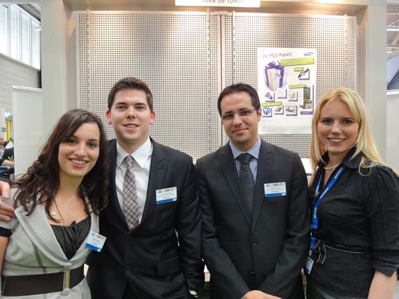 Claudia Reisch (l.) und Dörte Gensow (r.), anner.net Werbung & Medien mit Frank Ihlenfeldt und Milutin Savic (m.r), Samsung (Archiv: Vogel Business Media)