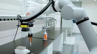 ABB Robotics und Roche entwickeln gemeinsam neue Robotiklösungen für klinische Labore. (Bild: ABB Robotics)