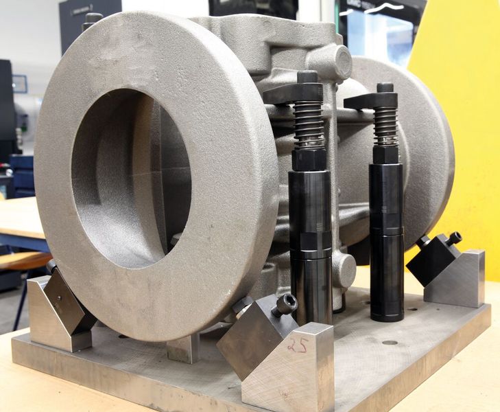 Höhenzylinder von Norelem ermöglichen es, die Spannhaken entsprechend zu erhöhen. (Bild: Kracht GmbH)