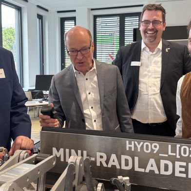 Steffen Haack (Bosch Rexroth), Ernst Stöckl-Pukall (BMWE), Christian Geis (VDMA) und Benjamin Beck (Construction Future Lab) bei der Präsentation der Fluid-4.0-Demonstratoren im Sommer dieses Jahres (v. l.).     (Bild: VDMA)