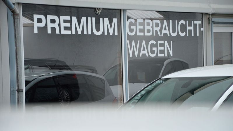 Sinkende oder stabile Preise: Der Großteil der Händler in Deutschland rechnet einer Umfrage von Auto 1 zufolge für 2025 mit dieser Marktentwicklung.(Bild:  Achter – VCG)