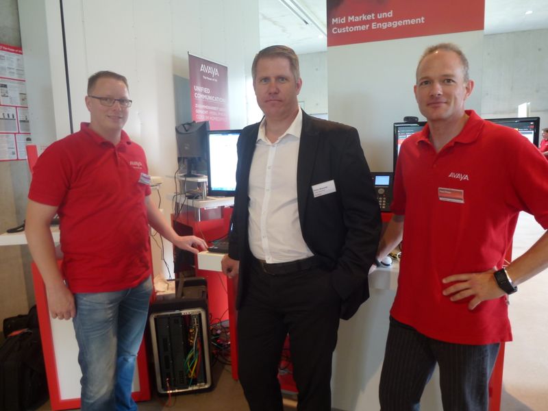 Christian Kühling (Avaya) mit Oliver Wowereit (ComTel) und Sven Polzer (Avaya). (Bild: VIT)