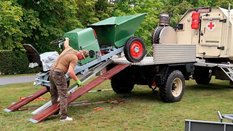 So wird’s gemacht: Verladen des dreirädrigen Vorderkippers Picco I mit drei Fahrschienen. (Bild: Diehl)