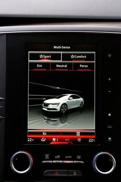 Das Gros der Funktionen und Einstellungen steuert der Fahrer über den großen zentralen Touchscreen. Das funkioniert leider nicht intuitiv, lenkt vom Fahrgeschehen ab und ist damit alles andere als ein Komfort- und Sicherheitsgewinn. (Renault AG)