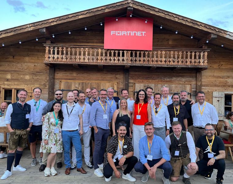 Auch Abends war die Fortinet Hütte rund um Susanne Endress (in rot, Fortinet) immer noch voll. (Bild: Vogel IT-Medien )