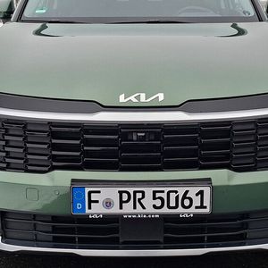 Der Preis: In der Einstiegsversion kosten sowohl der abgebildete Kia Sportage als auch der Nissan Qashqai rund 35.000 Euro. Der getestete Kia Sportage-Benziner in der Top-Ausstattung Spirit kostete 43.560 Euro.(Bild:  Dominsky – VCG)