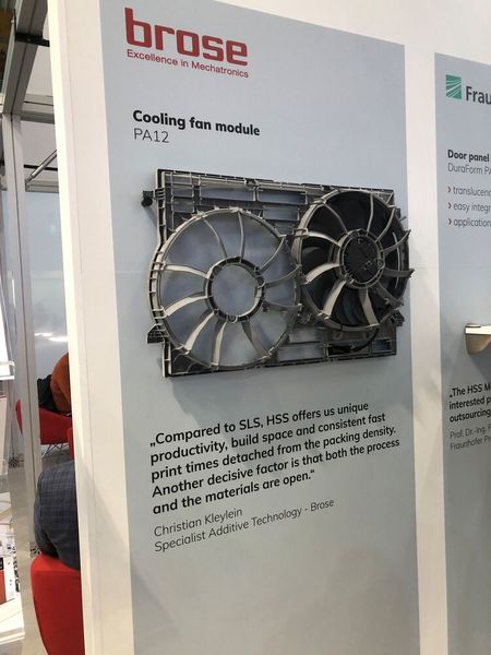 Neben der Produktion von Prototypen und Vorserien plant Brose die VX1000 HSS auch für die Serienproduktion zu implementieren. Insbesondere sogenannte „End of Life“-Bauteile nimmt das Unternehmen für den 3D-Druck in den Fokus. Dabei handelt es sich um Ersatzteile für auslaufende Automodelle. (Bild: VCG/Juliana Pfeiffer)