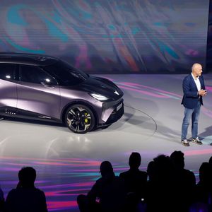 Für geladene Gäste war die Veranstaltung über das Internet zu verfolgen, mit den Protagonisten der Marke wie Vorstandschef Wayne Griffiths (r.) als Avatare.(Bild:  Seat)