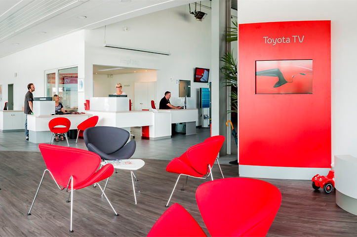 Die Kundenzone im Rheiner Toyota-Betrieb ist bewusst barrierefrei gestaltet. (Toyota)
