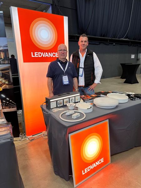 Stefan Heimberger (Allnet) und Carsten Geilker (LEDVANCE) stellen das neue Logo und Branding von der ehemals OSRAM vor.  (Bild: Vogel IT-Medien GmbH)