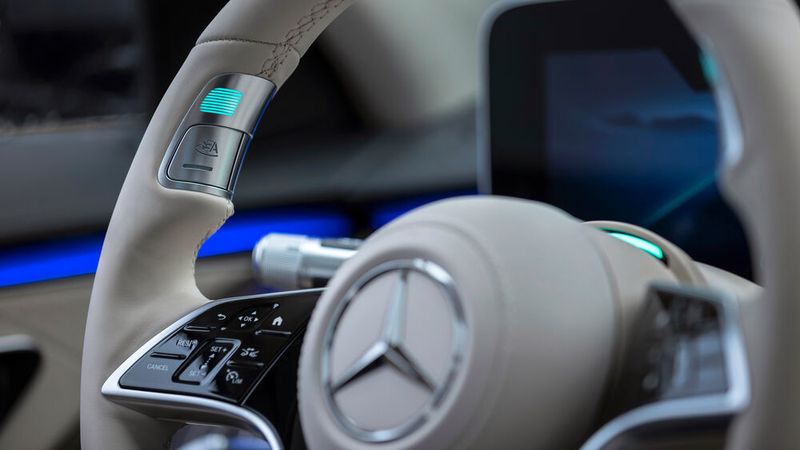 Bild 6: Die Bedienelemente für den Drive Pilot sitzen im Lenkradkranz oberhalb der Daumenmulden rechts und links. Aktiviert der Fahrer den DRIVE PILOT, regelt das System Geschwindigkeit und Abstand und führt das Fahrzeug souverän innerhalb der Spur. (Mercedes-Benz)