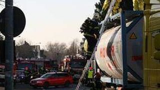 Ein gebrochener Bolzen an einem Deckel eines Tanklasters sorgte am Donnerstag für Verkehrschaos in Hürth. Das ausgetretene Heptan zog ein Großaufgebot der Feuerwehr nach sich.  (Bild: Kölnische Rundschau)