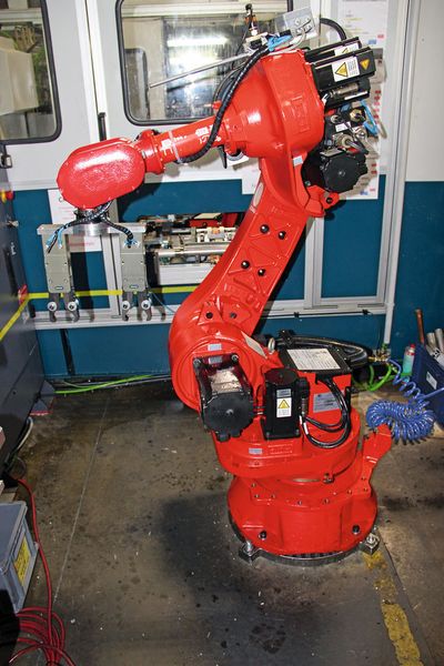 Ein NS12-Roboter kommt in einer Stanzzelle zur Herstellung von Audi-Lenksäulen zum Einsatz. (Sonnenberg)
