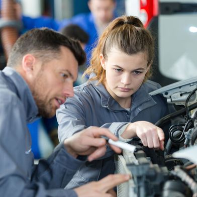 Viele Betriebe im Maschinen- und Anlagenbau suchen händeringend nach Nachwuchs, lassen wichtige Argumente im Azubi-Recruiting aber oft ungenutzt. (Bild: © auremar - stock.adobe.com)