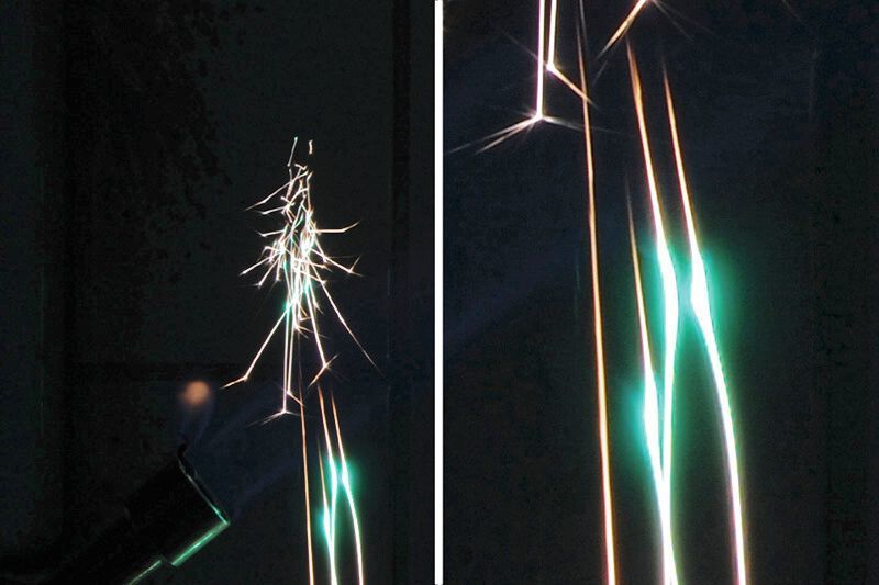 Verbrennt man Erbiumpulver – hier in der nichtleuchtenden Flamme eines Bunsenbrenners –, entstehen orange und grüne Funken; rechts sind die grünen Funken im Zoom zu sehen. (TUC)