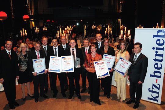 Alle Gewinner und Platzierte des Women’s und Junior Awards 2008 mit den Sponsoren und Herstellervertretern. (Archiv: Vogel Business Media)