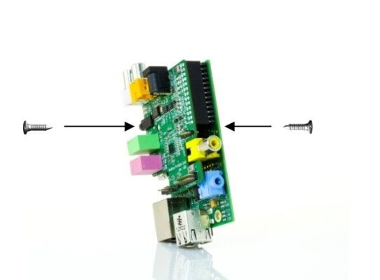 Wolfson Audio Card für Raspberry Pi: Die Soundkarte (oben), befestigt auf dem Raspberry Pi (Bild: Wolfson / Farnell)
