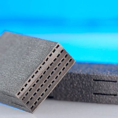 Was man hier sieht, sind keine Mauersteine sonder die additiv gefertigte Grundlage für Wasserstofferzeuger aus Titanaluminid, die man einfach im Fahrzeug installiert, um den eigenen Treibstoff zu gewinnen. Dafür gab es jetzt viel Fördergeld für das Fraunhofer ILT in Aachen ... (Bild: Fraunhofer ILT)