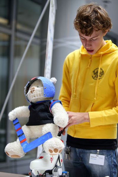 Open Roberta Auftaktveranstaltung: Schüler mit selbst programmiertem Roboter. (Google)