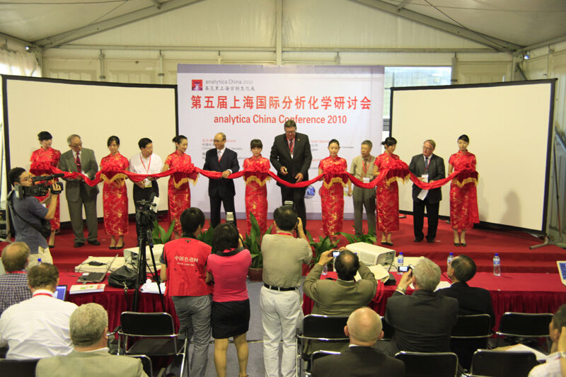 Norbert Bargmann, Geschäftsführer der Messe München, eröffnete die Analytica China symbolisch.  (Bild: Messe München)