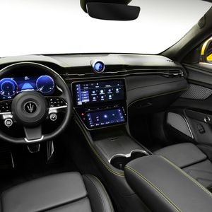 Schalter und Knöpfe sind im Cockpit Mangelware. Stattdessen setzen die Italiener auf große Displays und Touchscreens.(Bild:  Maserati)