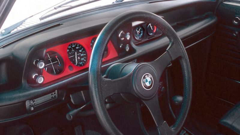 Das Cockpit entsprach weitgehend dem der normalen 02er-Modelle. Lediglich eine Ladedruckanzeige ergänzte die Instrumente, die zudem von einer roten Blende eingefasst waren. Außerdem gab es serienmäßig Recaro-Sportsitze. (Bild: BMW)