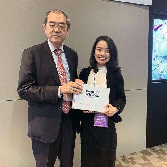 Partnerschaft: Liu, Gründer von Advantech und Yanping Zou, Marketing und Business Development Manager bei Aaronn, vereinbaren den Ausbau der Partnerschaft in Europa. Partnerschaft: Liu, Gründer von Advantech und Yanping Zou, Marketing und Business Development Manager bei Aaronn, vereinbaren den Ausbau der Partnerschaft in Europa.