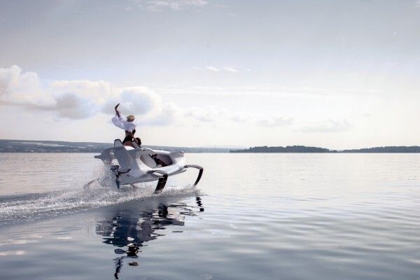 Das effiziente und umweltschonende Wasserfahrzeug bewgt sich sehr leise und emissionsfrei über die Wasseroberfläche. (Quadrofoil)