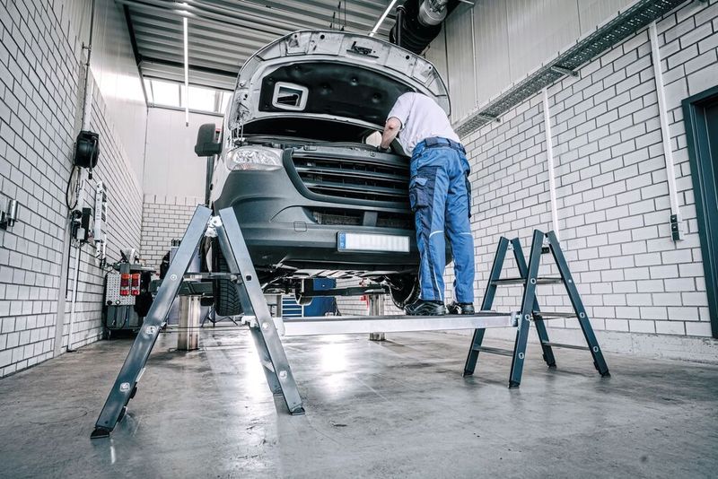 Das modulare Klapptritt-Podest vereine zwei ML-Klapptritte mit einer Einhängeplattform mit rutschfester Siebdruckplatte. Diese lasse sich bis hin zur obersten Ebene auf jeder Stufenhöhe einhängen.  (Bild: Foto: Munk Günzburger Steigtechnik)