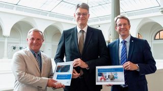 ZDK-Präsident Thomas Peckruhn (links) und -Geschäftsführer Jürgen Hasler (rechts) trafen Bundesverkehrsminister Patrick Schnieder in seinem Amtssitz in Berlin. (Bild: Julian Osswald)