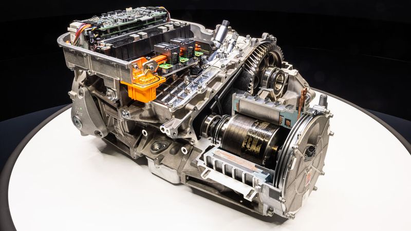 Das BEV besitzt Allradantrieb mit zwei Permanentmagnet-Synchronmotoren und sogenannten Halbach-Array-Rotoren, die aus der Formel 1 stammen und für die Serienproduktion adaptiert wurden. (Bild: Ferrari)