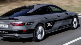 Ein autonom fahrendes Audi-Testfahrzeug ist auf der A9 unterwegs. Bis zum komplett autonomen Fahren wird es jedoch noch mindestens 25 Jahre dauern, schätzt QNX-Chef John Wall.  (AUDI AG)