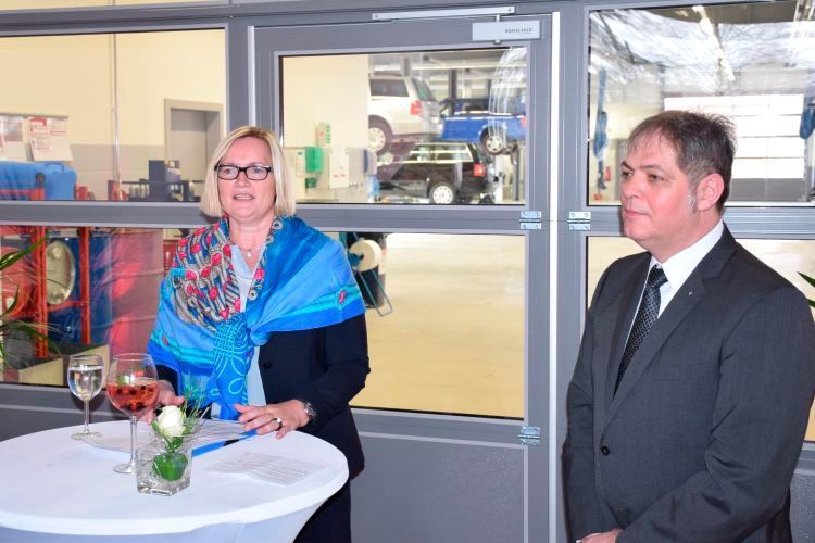 VW-Servicemanagerin Anke Köckler und Löhr-Vorstand Rainer Blessgen eröffneten den Betrieb. (Jan Rosenow)