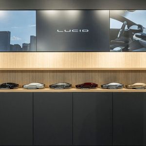 Auch wenn der Air letztlich digital bestellt wird, können die Kunden ihr Fahrzeug im Studio konfigurieren...(Bild:  Lucid)