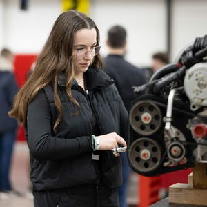 Im Fokus der Nachwuchsförderungs-Initiative von Ferrari stehen selbstverständlich nicht nur männliche Berufsinteressenten.(Bild:  Ferrari/Sascha Mannel)